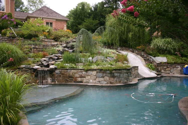 pool-mit-rutsche-terrassen-garten-bepflanzung-bachlauf