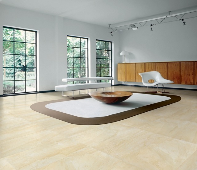 puristische Einrichtung Konzepte Teppich Holztisch weiß Sofa Stuhl Kommode