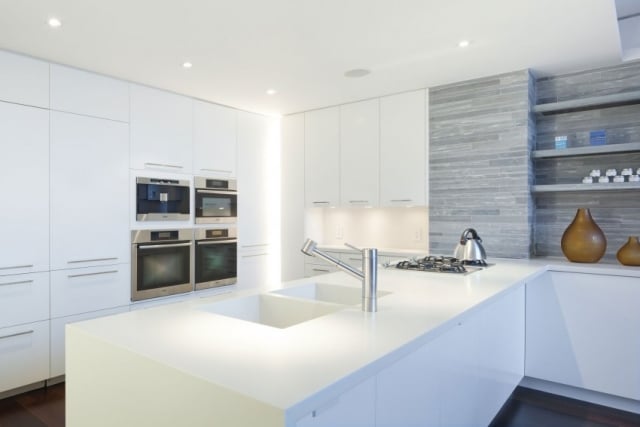 moderne einbauküche-weiß kochinsel-naturstein wand effekte