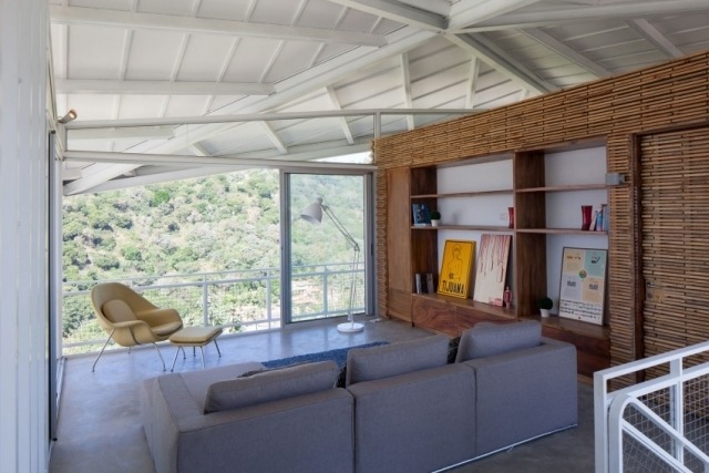 relaxzimmer holz wand regalsystem schiebetüren balkon polierter betonboden
