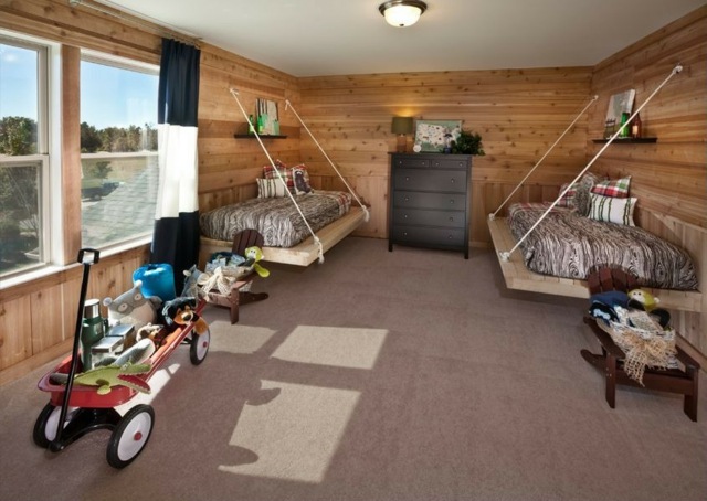 einrichen zwei Kinderbetten Spielzeuge Holzwand Teppichboden