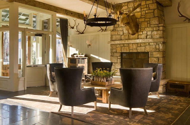 rustikales Wohnzimmer Wohnideen schöne restaurierte Stühle lange Rückenlehne