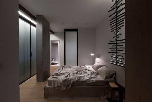 schlafzimmer-farbgestaltung-graue-wände-raue-betonsäulen-Holzboden
