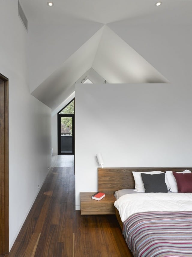 schlafzimmer hartholzboden kopfteil dachschräge weiße wände