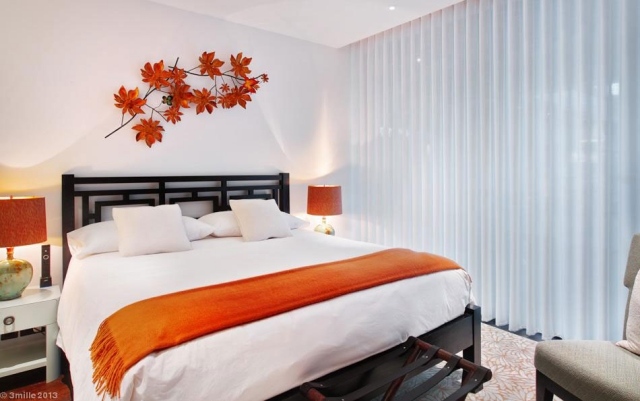 schlafzimmer holz bettrahmen orange bettdecke lampenschirme