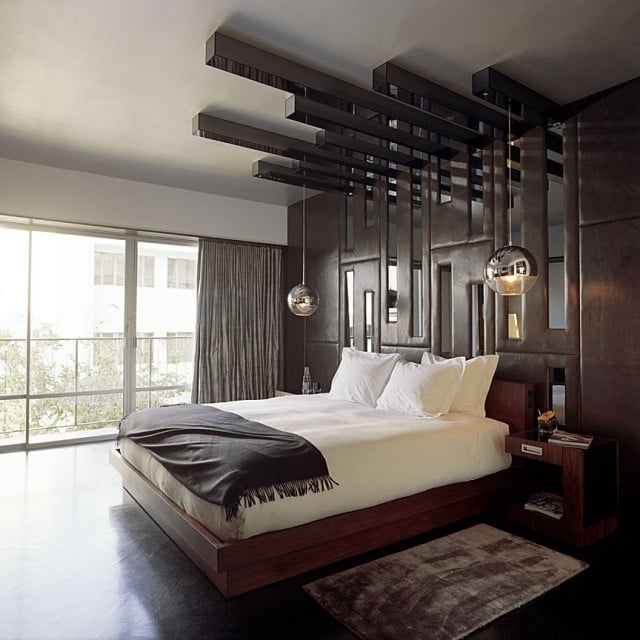 schlafzimmer ideen braun-wandgestaltung-polsterung-spiegel-pendelleuchten