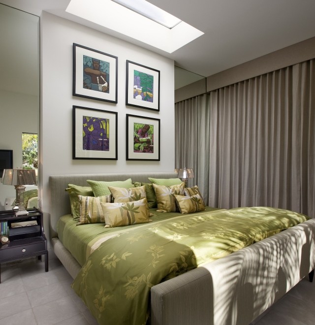 schlafzimmer-ideen-einrichtung-gruen-beige-wanddeko-oberlichter