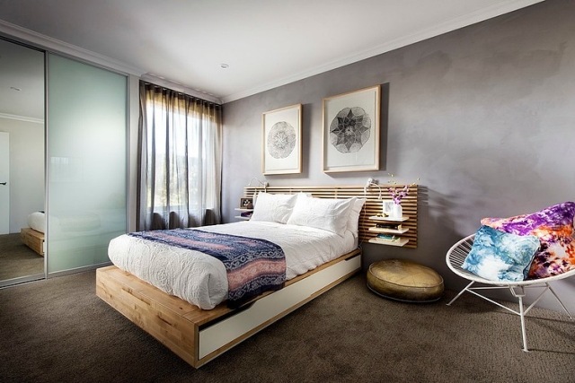 schlafzimmer-modern-teppichboden-braun-graue-wandfarbe-holzbett-regale