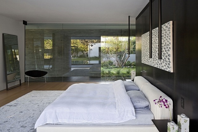 schlafzimmer-schwarz-weiss-modern-minimalistisch-glaswand