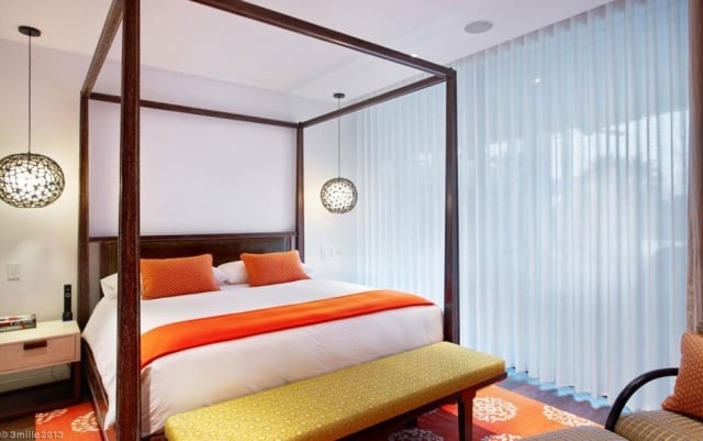 schlafzimmer einrichtung suite bettrahmen holz orange teppich