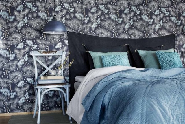 schlafzimmer tapeten dunkelblau weiß florale motive tawia