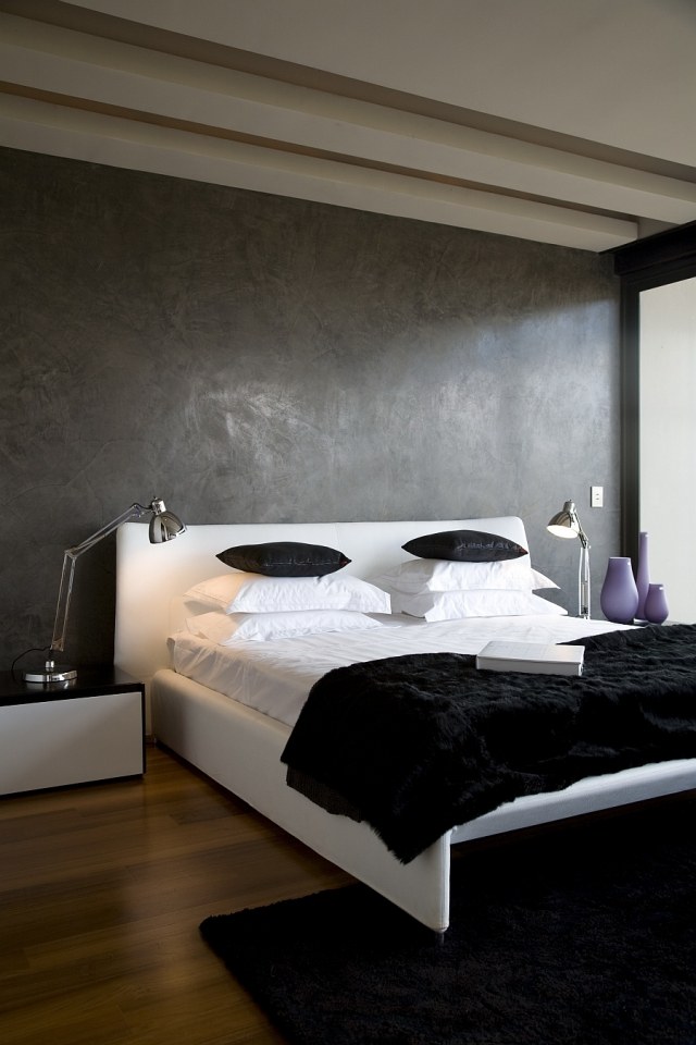 schlafzimmer-wandgestaltung-farbe-effekte-dunkelgrau-schwarzer-teppich-bettdecke