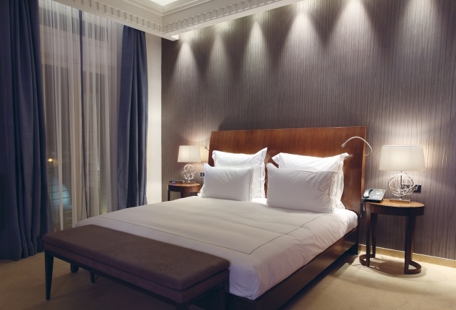Schlafzimmer Ideen -wandgestaltung-grau-lila-einbauleuchten-effekte