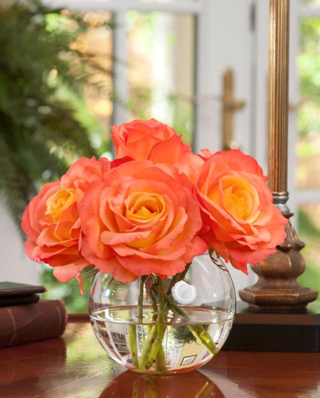 schnittblumen deko haus glasvase kugel orange rosen