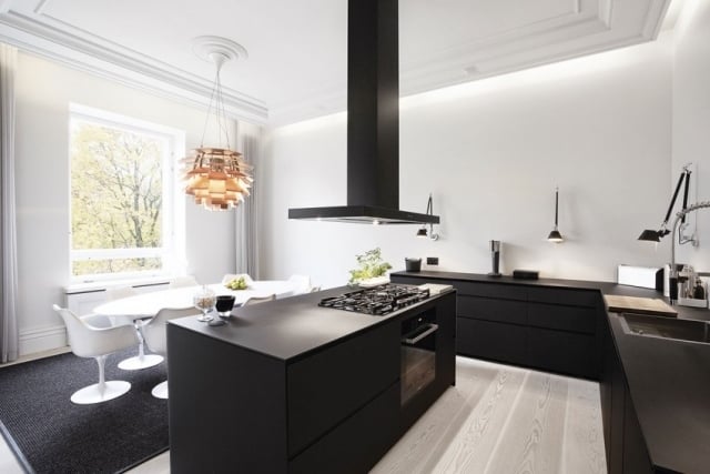 schwarze-küche kochinsel-zentral laminatboden decken beleuchtung indirekt