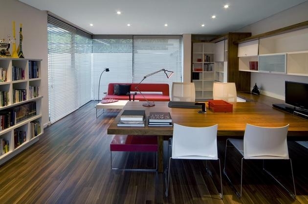 separater-Raum-Home-Office-Fußboden-lackiert-Holzdielen-ergonomische-Möbel