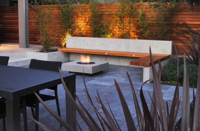 sitzbank gartengestaltung terrasse beton holz feuerstelle Steveston