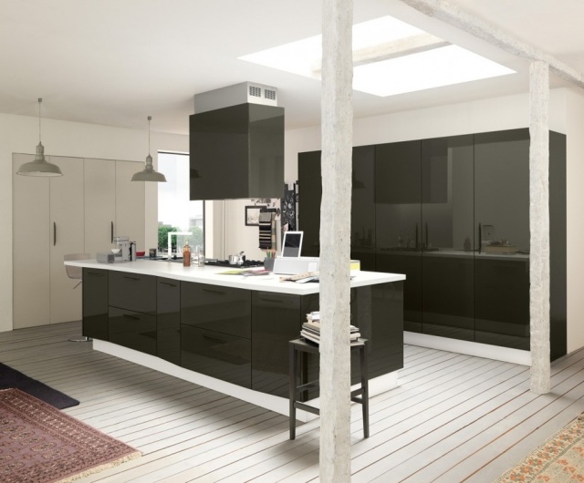 küchenschranktüren schwarz hochglanz-stauraum möglichkeiten