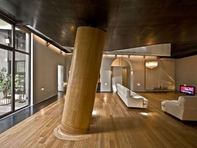 Stallumbau zu Loft-Wohnung modern wohnbereich holz dielenbiden tragende säule