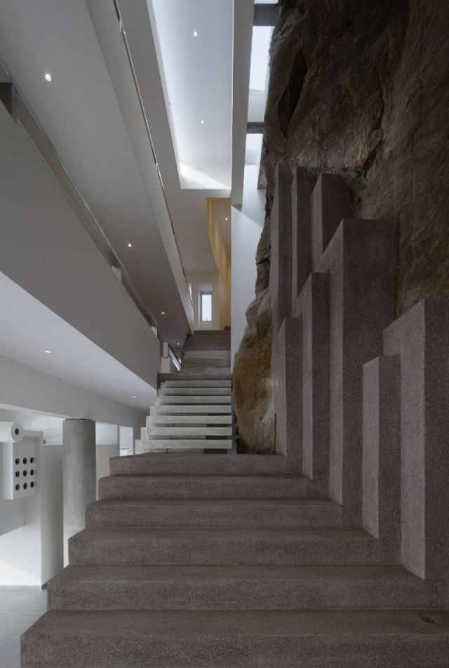 steintreppen moderne Treppen Ideen skultpural felsstein integriert
