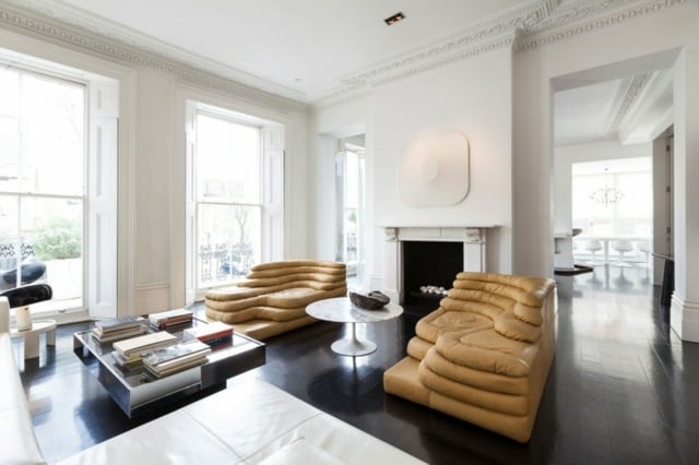 stilvolle Wohnung London Interieur Schwarz Weiß Kaffeetisch metalic Caramel Ledersessel