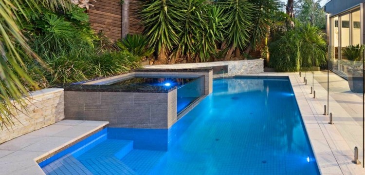 swimmingpool-design-gelaender-glas-whirlpool-fliesen-stein