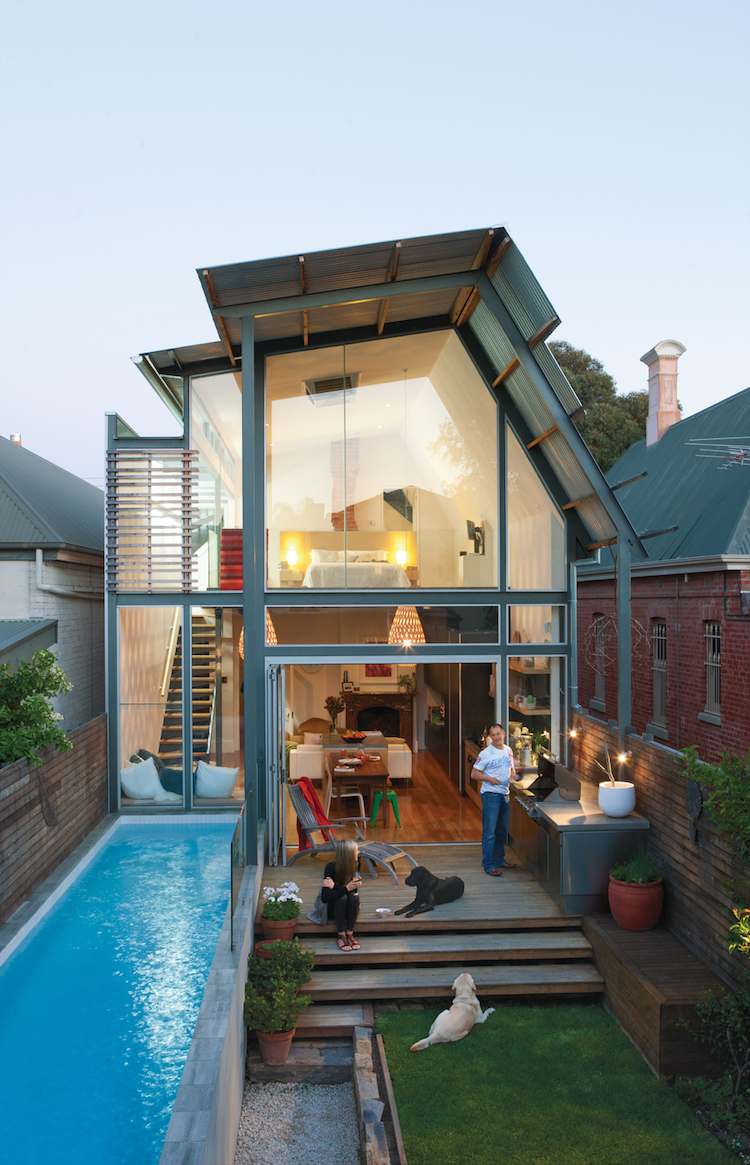 swimmingpool-design-ideen-einfamilienhaus-glas-innenhof-rasen