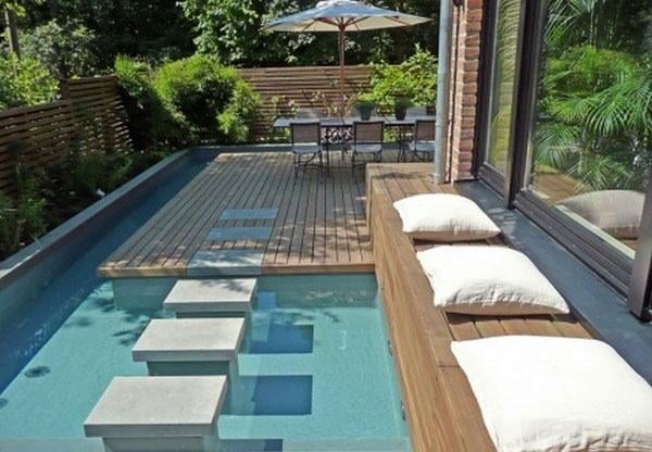 swimmingpool design klein schwimmbad sonnenschirm kissenholzbank