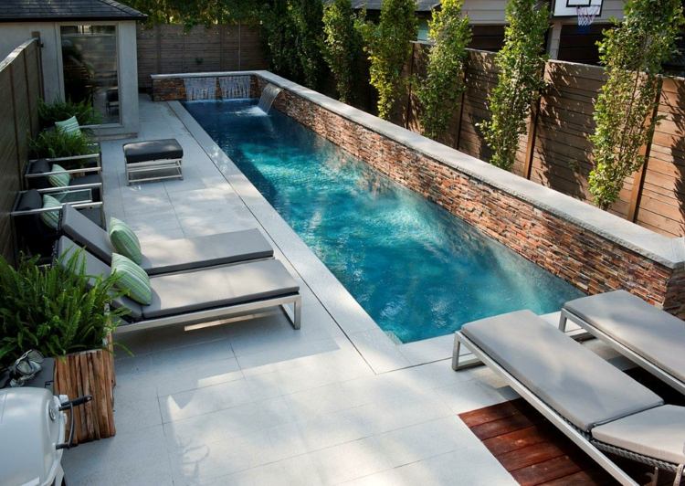 swimmingpool design lang-chaiselonge-mauer-terrasse-kletterpflanzen