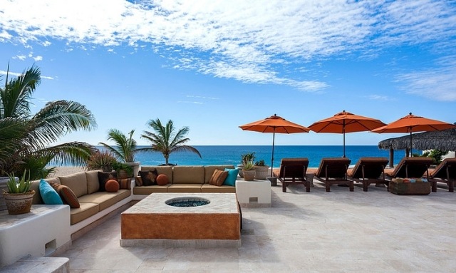 terrasse design feuerstelle lounge sitzbereich sonnenliegen palmen