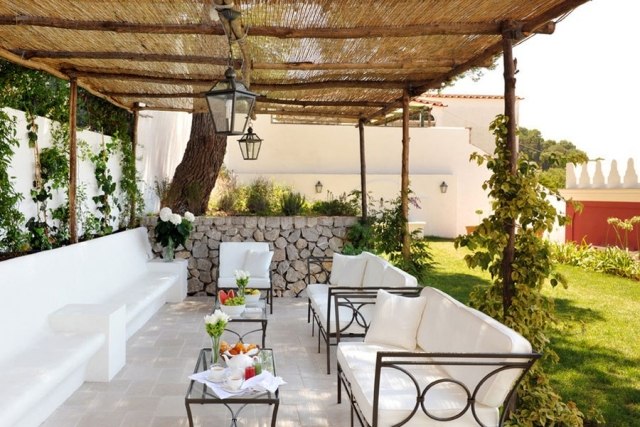 terrasse garten überdachung eisenmöbel weiße polsterung capri italien