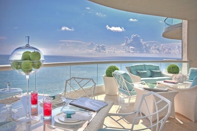 terrasse luxusvilla bilder weiße terrassenmöbel rattan glas geländer meerblick
