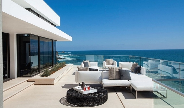 terrasse luxusvilla meerblick glas geländer weiße terrassenmöbel