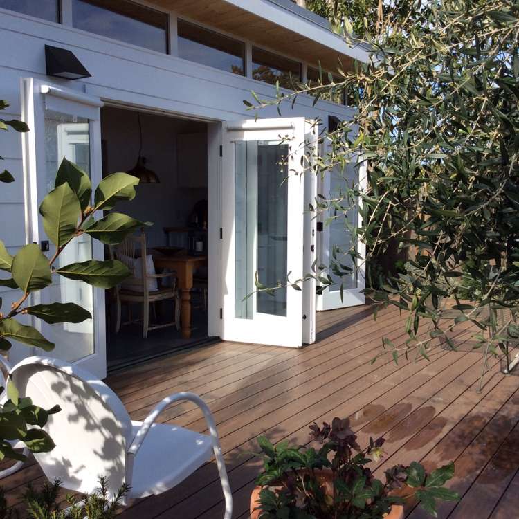 terrassen-ideen-luxus-villa-olivenbaum-terrassendielen-holz