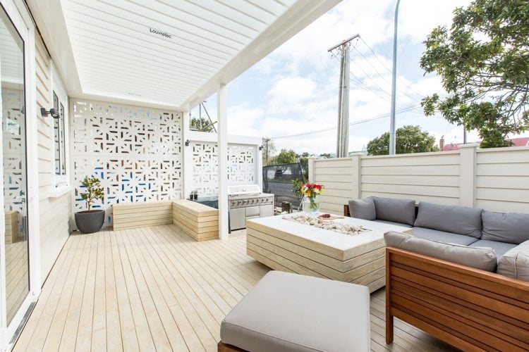 terrassen-ideen-luxus-villa-weiss-holz-terrassenüberdachung-modern
