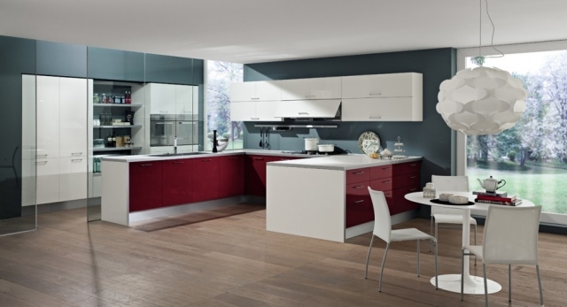 u-küche rote-schranktüren modernste geräte eingebaut glas-trennwand