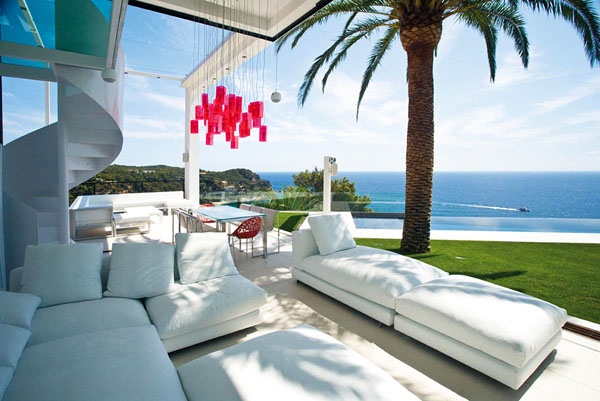 überdachte terrasse glas weiße lounge möbel essbereich