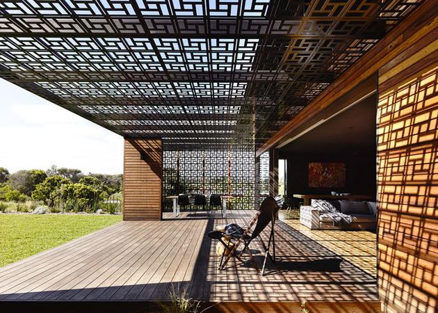 überdachte terrasse holz geometrische formen licht schatten spiel