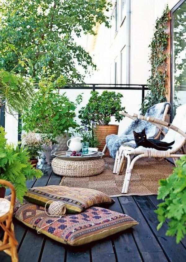 vintage-atmosphäre-Balkon-Möbel-Kaffeetisch-geflochten-Armlehnstühle-dekorativ-teppich