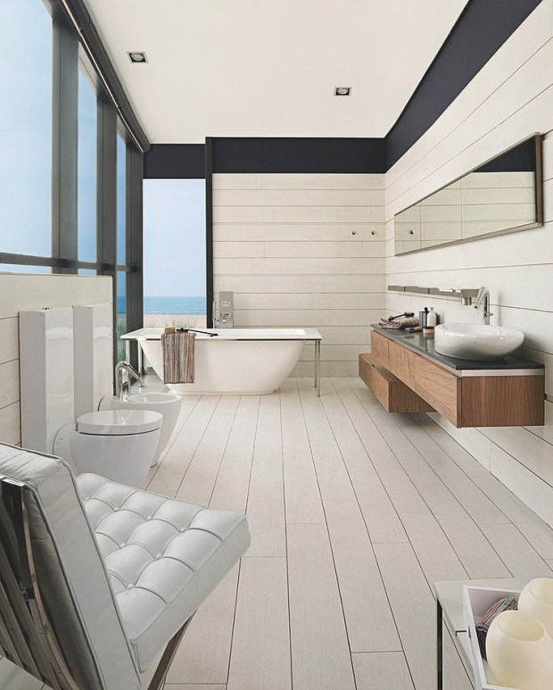 weiß-badezimmer-holz-dielenboden-freistehende-wanne-relaxsessel
