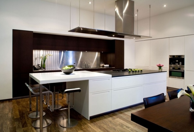 weiß-schwarz küche mit kochinsel-bartheke deko ideen designer dunsthaube