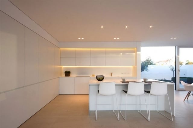 weiße küche akzentbeleuchtung-integriertes licht-kochinsel barstühle