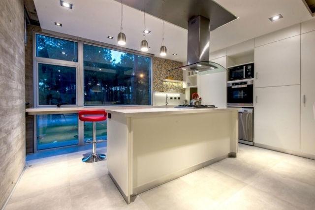 Idee für weiße küche schränke-kochinsel metallische-Türgriffe betonwand