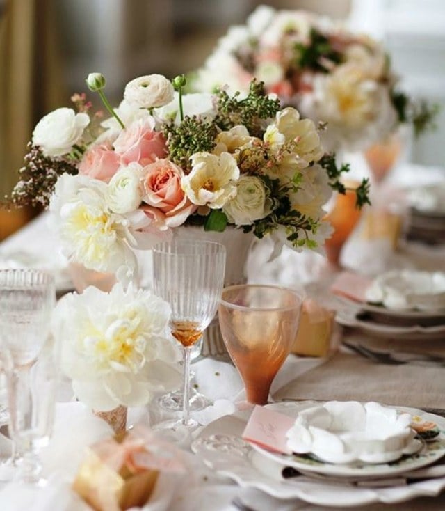 Blumen im Sommer Rosen weiße Tischdecke Kristallvase