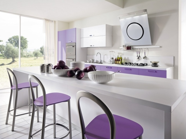 weißer tisch für essbereich-küche lila-stühle metall gestell abzugshaube design