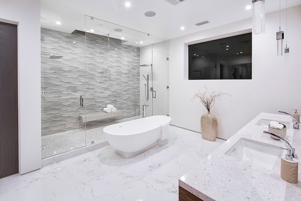 weißes-bad-geräumig-modern-ausgestattet-wanne-freistehend-dusche-begehbar-glas-wand