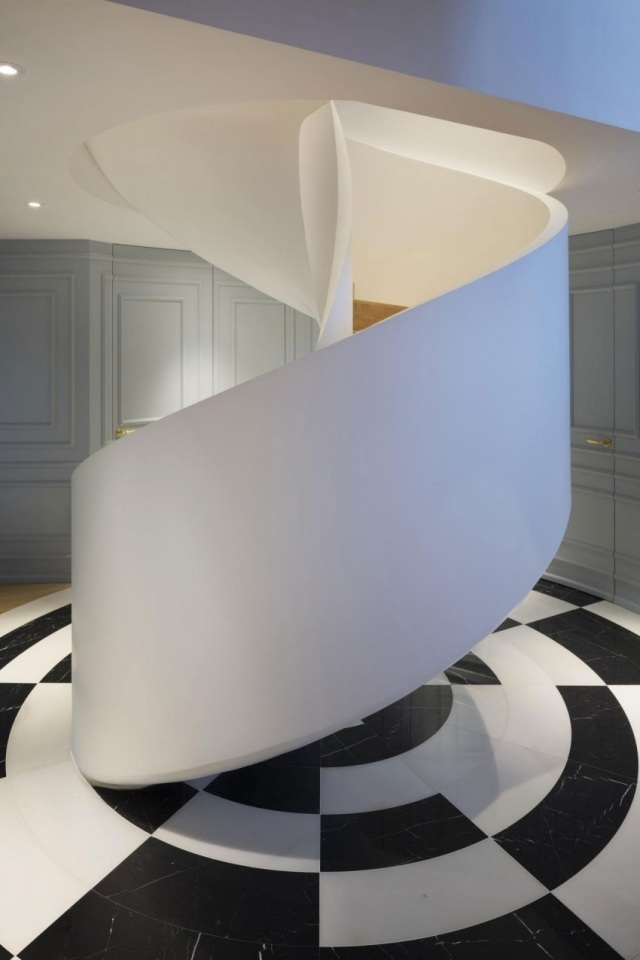 wendeltreppe modern weiß skulpturales design bodenmosaik