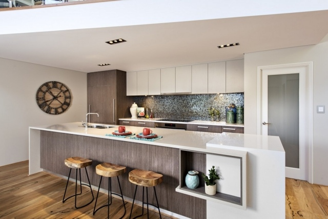 wohnküche kochinsel modern holzfurnier weiß matt küchenrückwand mosaik
