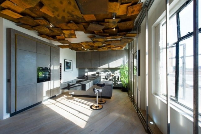 wohnküche modernes design fronten stahl optik parkettboden Ideen für Deckengestaltung