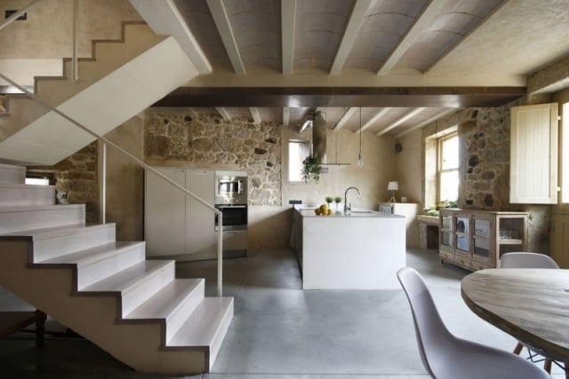 wohnküche renoviert steinmauer polierter betonboden treppen